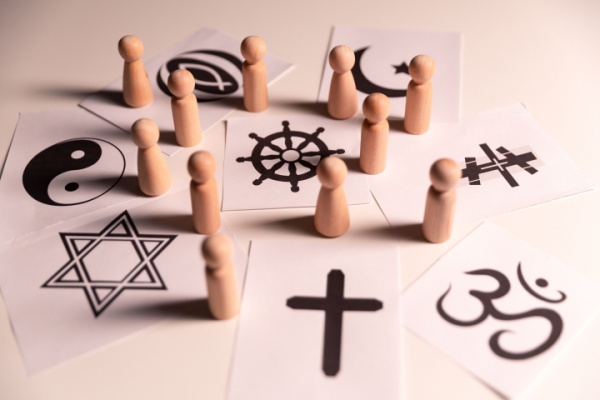 Faits religieux dans l’entreprise : des guides pratiques disponibles !