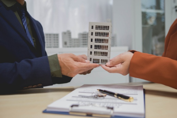 Acquisition temporaire de biens en copropriété à rénover : quelle revente possible ?