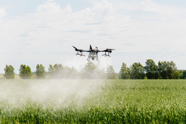 Secteur agricole : l’utilisation de drones autorisée pour l’épandage ?