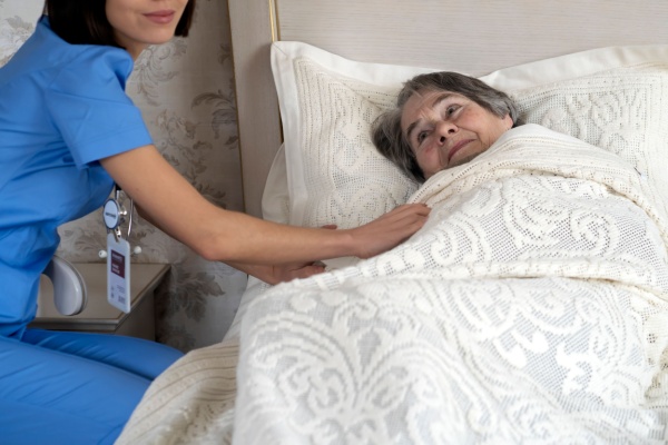 Hospitalisation à domicile : quelle rémunération pour les établissements de santé ?